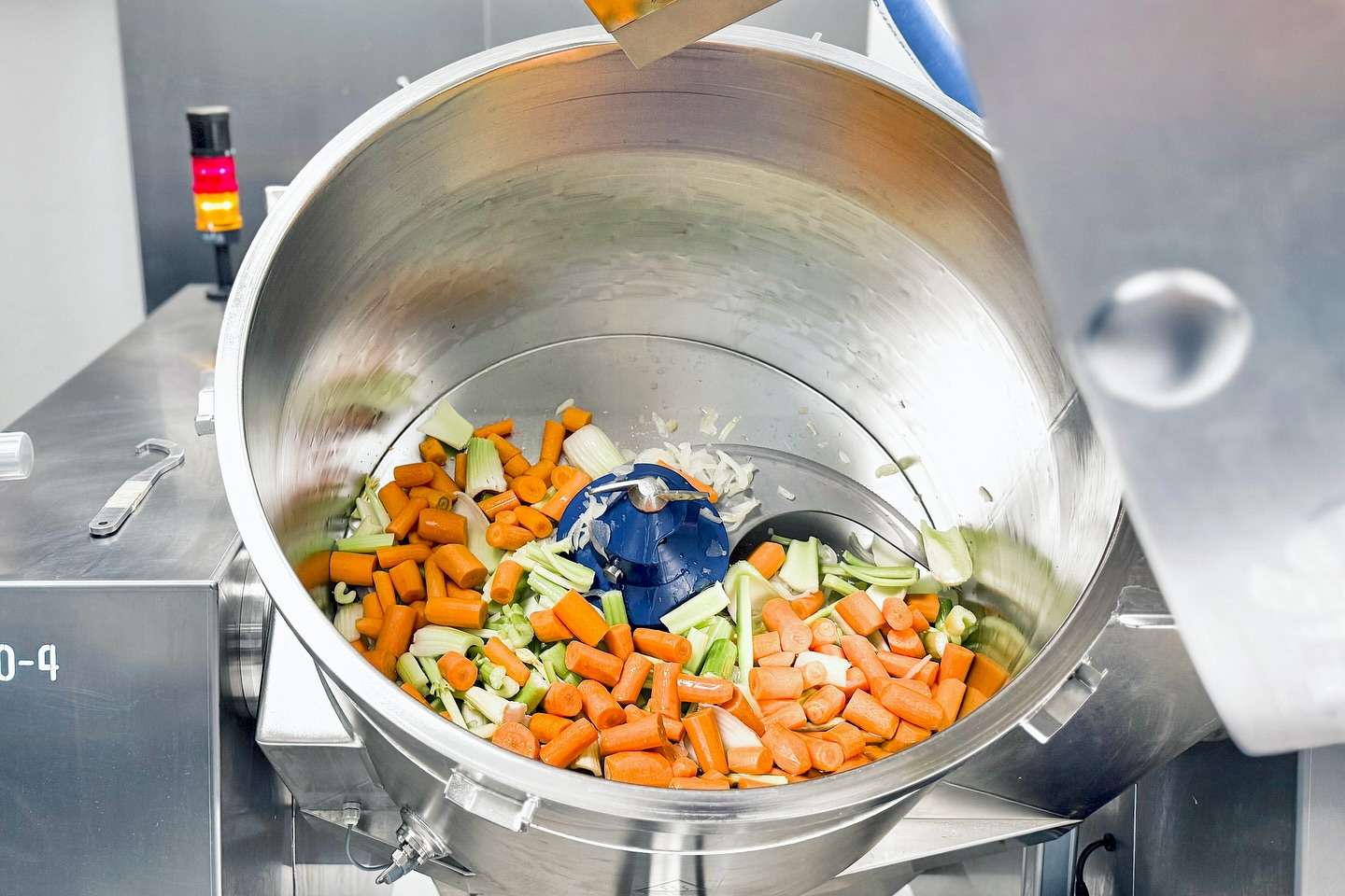 Roboqbo seká, vaří, hněte, míchá ...